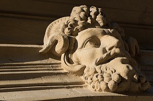 ZEUS-HAMMON, DIVINITE GRECO-ROMAINE AU VISAGE D'HOMME AVEC DES CORNES DE BELIER, RUE GUYNEMER, PARIS (75), FRANCE 