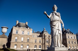 STATUE DE LA MINERVE A LA CHOUETTE DEVANT LE PALAIS DU SENAT, JARDIN DU LUXEMBOURG, PARIS (75), FRANCE 