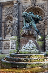 SCULPTURE DE POLYPHEME SURPRENANT GALATEE DANS LES BRAS D'ACIS, CYCLOPE LEGENDAIRE AMOUREUX DE LA DEESSE MARINE, FONTAINE MEDICIS, JARDIN DU LUXEMBOURG, PARIS (75), FRANCE 