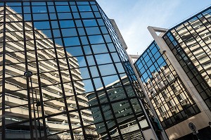 REFLET D'IMMEUBLE MODERNE D'HABITATION ET DE BUREAUX, RUE VERCINGETORIX, PARIS (75), FRANCE 