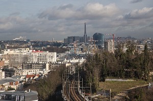 VUE DE PARIS ET MEUDON DEPUIS LA VOIE FERREE RELIANT PARIS MONTPARNASSE, PARIS (75), FRANCE 