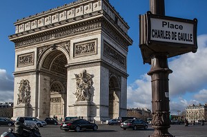 EMBOUTEILLAGE ET TRAFIC DEVANT L'ARC DE TRIOMPHE SUR LA PLACE CHARLES DE GAULLE, PARIS (75), FRANCE 