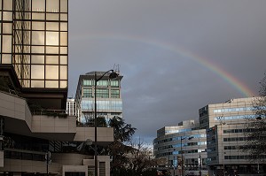 ARC EN CIEL DEVANT L'ENTREE DE LA GARE MONTPARNASSE, PARIS (75), FRANCE 