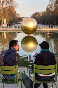 TOURISTES AUTOUR DU BASSIN OCTOGONAL DU JARDIN DES TUILERIES, GLOBE EN BRONZE DORE DE JAMES LEE BYARS, 1 ER ARRONDISSEMENT, PARIS (75), FRANCE 