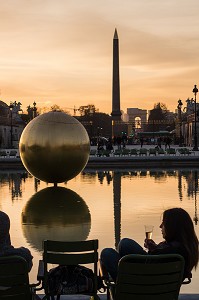 L'OBELISQUE DE LA CONCORDE ET DES TOURISTES AVEC UNE COUPE DE CHAMPAGNE AUTOUR DU BASSIN OCTOGONAL DU JARDIN DES TUILERIES, GLOBE EN BRONZE DORE DE JAMES LEE BYARS, 1 ER ARRONDISSEMENT, PARIS (75), FRANCE 