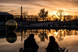 TOURISTES AUTOUR DU BASSIN OCTOGONAL DU JARDIN DES TUILERIES, ET LA TOUR EIFFEL, GLOBE EN BRONZE DORE DE JAMES LEE BYARS, 1 ER ARRONDISSEMENT, PARIS (75), FRANCE 