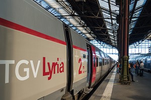 TRAIN TGV LYRIA EN GARE DE LYON, ENTREPRISE QUI GERE LES LIAISONS FERROVIAIRES EN LA FRANCE ET LA SUISSE, PARIS (75), FRANCE 