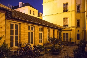 COUR INTERIEURE DE NUIT, RUE DU CHERCHE-MIDI, 6 EME ARRONDISSEMENT, PARIS, FRANCE 