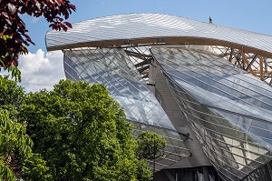TRAVAIL ACCROBATIQUE, HOMME SUR LA CHARPENTE DE LA FONDATION LOUIS VUITTON, CONSTRUIT PAR L'ARCHITECTE FRANCK GEHRY, PRES DU JARDIN D'ACCLIMATATION ET DU BOIS DE BOULOGNE, PARIS (75), FRANCE 