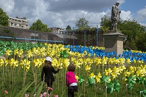 ENFANTS QUI JOUENT AVEC LES MOULINS A VENT MULTICOLORES, JARDIN D'ACCLIMATATION DANS LE BOIS DE BOULOGNE, PARIS (75), FRANCE 