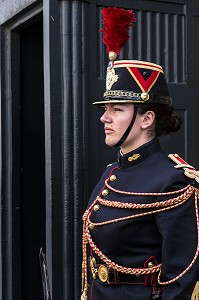 FEMME DE LA GARDE REPUBLICAINE DEVANT LE PALAIS DE L'ELYSEE, RESIDENCE DE LA PRESIDENCE DE LA REPUBLIQUE, PARIS (75), FRANCE 
