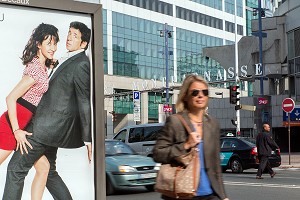 AFFICHE DU FILM 'TU VEUX OU TU VEUX PAS' AVEC SOPHIE MARCEAU ET PATRICK BRUEL, IMAGE INSOLITE DEVANT LES PASSANTS DE LA GARE MONTPARNASSE, PARIS (75), FRANCE 