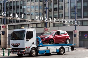 ENLEVEMENT DE VOITURE GENANTE POUR MISE EN FOURRIERE DEVANT LA GARE MONTPARNASSE, PARIS (75), FRANCE 