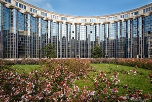 LOGEMENT SOCIAUX HLM DE LA VILLE DE PARIS DANS LES IMMEUBLES EN VERRE IMAGINE PAR L'ARCHITECTE RICARDO BOFILL, JARDIN DE LA PLACE DE SEOUL DERRIERE LA PLACE DE CATALOGNE, PARIS (75), FRANCE 