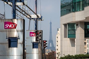 ENTREE DE LA GARE MONTPARNASSE (LOGO SNCF) AVEC LA TOUR EIFFEL, PARIS (75), FRANCE 