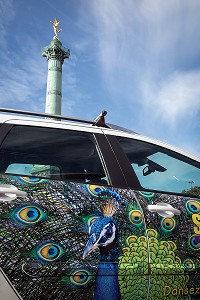 TAXI PARISIEN AU COULEURS DU PAON, PLACE DE BASTILLE, PARIS (75), FRANCE 