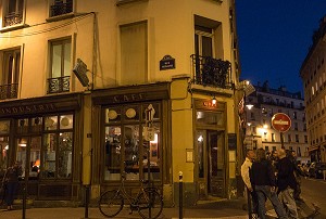 FACADE DU CAFE DE L'INDUSTRIE A LA TOMBEE DE LA NUIT, QUARTIER DE BASTILLE, RUE SAINT-SABIN, PARIS (75), FRANCE 