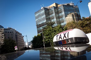 TAXI PARISIEN DEVANT LES IMMEUBLES MODERNES DU BOULEVARD PASTEUR, PARIS (75), FRANCE 