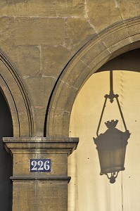 ARCADES ET LANTERNES DE LA RUE DE RIVOLI, PARIS, 1ER ARRONDISSEMENT, PARIS (75), FRANCE 