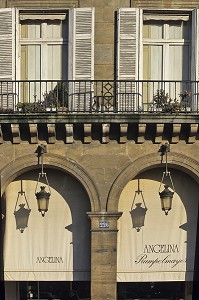 CAFE, SALON DE THE, ANGELINA 226, RUE DE RIVOLI, PASSAGE OBLIGE POUR TOUT AMATEUR DE VRAI CHOCOLAT. ARCADES ET LANTERNES DE LA RUE DE RIVOLI, PARIS, 1ER ARRONDISSEMENT, PARIS (75), FRANCE 