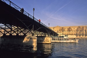 LE PONT DES ARTS ET LE LOUVRE, PARIS 6 ARRONDISSEMENT, PARIS (75), FRANCE 