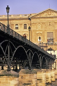 COUPLE D'AMOUREUX, COUPLE ENLACE, PONT DES ARTS EN ARRIERE-PLANLE LE LOUVRE, PARIS 6 ARRONDISSEMENT, PARIS (75), FRANCE 