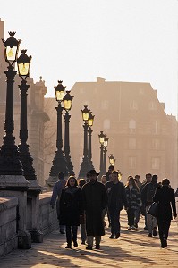 CONTREJOUR AVEC DES PROMENEURS PONT NEUF, 1ER ARRONDISSEMENT, PARIS (75), FRANCE 