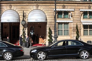 VOITURES DEVANT L'HOTEL RITZ, PLACE VENDOME, PARIS, FRANCE, EUROPE 