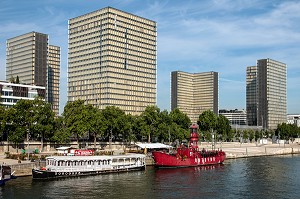 BIBLIOTHEQUE NATIONALE DE FRANCE  FRANCOIS MITTERRAND, BNF ET LE BATOFAR, PENICHE CAFE CONCERT SUR LA SEINE, PARIS, 13 EME ARRONDISSEMENT, EUROPE 