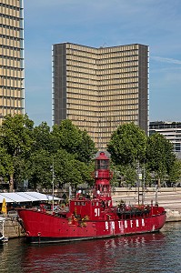 BIBLIOTHEQUE NATIONALE DE FRANCE  FRANCOIS MITTERRAND, BNF ET LE BATOFAR, PENICHE CAFE CONCERT SUR LA SEINE, PARIS, 13 EME ARRONDISSEMENT, EUROPE 