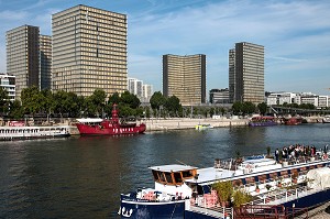 BIBLIOTHEQUE NATIONALE DE FRANCE  FRANCOIS MITTERRAND, BNF ET LE BATOFAR, PENICHE CAFE CONCERT SUR LA SEINE, PARIS, 13 EME ARRONDISSEMENT, EUROPE 