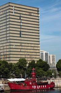 BIBLIOTHEQUE NATIONALE DE FRANCE  FRANCOIS MITTERRAND, BNF ET LE BATOFAR, PENICHE CAFE CONCERT SUR LA SEINE, PARIS, 13 EME ARRONDISSEMENT, EUROPE 