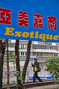 PASSANTE ET ECRITURE CHINOISE, ILLUSTRATION CHINATOWN, QUARTIER CHINOIS, PARIS (75), 13 EME ARRONDISSEMENT 