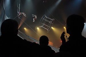 TROUPE D'ARTISTES CHINOIS, CIRQUE PHENIX, PELOUSE DE REUILLY, PARIS 12 EME ARRONDISSEMENT 