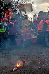 PETARDS, DEFILE A PARIS CELEBRANT L'ENTREE DANS L'ANNEE DU TIGRE NOUVELLE ANNEE, NOUVEL AN CHINOIS, DEFILE A PARIS CELEBRANT L'ENTREE DANS L'ANNEE DU TIGRE, PARIS (75), 13 EME ARRONDISSEMENT 