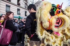 DANSE CHINOISE DU LION PROTECTEUR, IL ECARTE LES GENIES MALFAISANT, MYTHOLOGIE CHINOISE, NOUVELLE ANNEE, NOUVEL AN CHINOIS, DEFILE A PARIS CELEBRANT L'ENTREE DANS L'ANNEE DU TIGRE, PARIS (75), 13 EME ARRONDISSEMENT 