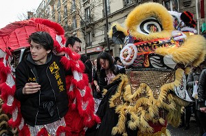 DANSE CHINOISE DU LION PROTECTEUR, IL ECARTE LES GENIES MALFAISANT, MYTHOLOGIE CHINOISE, NOUVELLE ANNEE, NOUVEL AN CHINOIS, DEFILE A PARIS CELEBRANT L'ENTREE DANS L'ANNEE DU TIGRE, PARIS (75), 13 EME ARRONDISSEMENT 