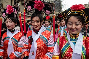 JEUNES FEMMES ASIATIQUE EN HABIT TRADITIONNEL, DEFILE A PARIS CELEBRANT L'ENTREE DANS L'ANNEE DU TIGRE, 13 EME ARRONDISSEMENT, PARIS (75) 
