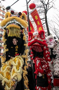 DANSE CHINOISE DU LION PROTECTEUR, IL ECARTE LES GENIES MALFAISANT, MYTHOLOGIE CHINOISE, NOUVELLE ANNEE, NOUVEL AN CHINOIS, DEFILE A PARIS CELEBRANT L'ENTREE DANS L'ANNEE DU TIGRE, PARIS (75), 13 EME ARRONDISSEMENT 