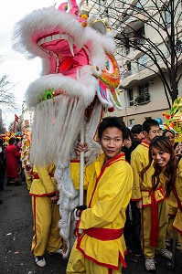 JEUNES ASIATIQUES EN HABIT TRADITIONNEL, NOUVELLE ANNEE, NOUVEL AN CHINOIS , DANSE CHINOISE DU LION PROTECTEUR, IL ECARTE LES GENIES MALFAISANT, MYTHOLOGIE CHINOISE, DEFILE A PARIS CELEBRANT L'ENTREE DANS L'ANNEE DU TIGRE, PARIS (75), 13 EME ARRONDISSEMENT 