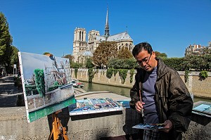 ARTISTE PEIGNANT LA CATHEDRALE NOTRE-DAME SUR UN QUAI DE LA SEINE, IVEME ARRONDISSEMENT, PARIS, FRANCE 