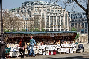 BOUQUINISTE INSTALLE SUR LES BORDS DE SEINE, PRES DE LA SAMARITAINE, QUAI CONTI, PARIS (75), ILE-DE-FRANCE, FRANCE 