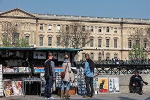 BOUQUINISTE INSTALLE SUR LES BORDS DE SEINE, PRES DE LA SAMARITAINE, QUAI CONTI, PARIS (75), ILE-DE-FRANCE, FRANCE 