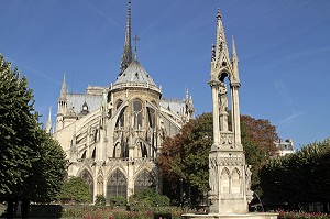 FONTAINE DE LA VIERGE ET CHEVET DE LA CATHEDRALE NOTRE DAME DE PARIS, SQUARE JEAN XXIII, ILE DE LA CITE, PARIS 