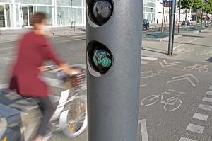 CYCLISTE SUR UNE PISTE CYCLABLE, AVENUE DE FRANCE, PARIS, 13 EME ARRONDISSEMENT, FRANCE 