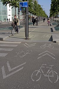 CYCLISTE SUR UNE PISTE CYCLABLE, AVENUE DE FRANCE, PARIS, 13 EME ARRONDISSEMENT, FRANCE 