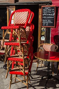 CHAISES BISTROT EN OSIER, TYPIQUES DES CAFES BRASSERIES RESTAURANTS DE PARIS, ILE DE FRANCE, FRANCE 