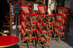 CHAISES BISTROT EN OSIER, TYPIQUES DES CAFES BRASSERIES RESTAURANTS DE PARIS, ILE DE FRANCE, FRANCE 