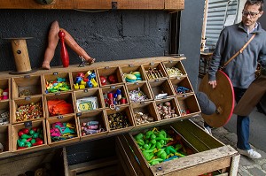 MARCHE AUX PUCES, MARCHE VERNAISON, SAINT-OUEN, SEINE-SAINT-DENIS, FRANCE 
