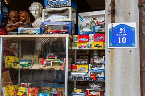 MARCHE AUX PUCES, MARCHE VERNAISON, SAINT-OUEN, SEINE-SAINT-DENIS, FRANCE 